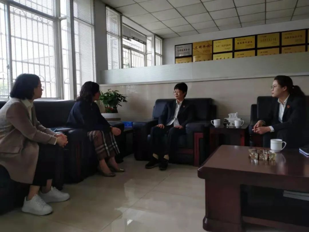 Judecătorul cu normă întreagă Zheng Yuqing și președintele Du Hangli al Tribunalului Popular Shengzhou au venit la compania noastră pentru a ne ghida munca