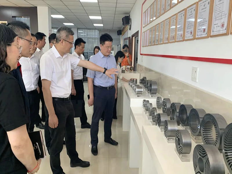 Secretarul Xu Jianyi a mers în Changle Town pentru a desfășura activități de servicii corporative și a vizitat Zhejiang Jufeng Co., Ltd. și alte întreprinderi