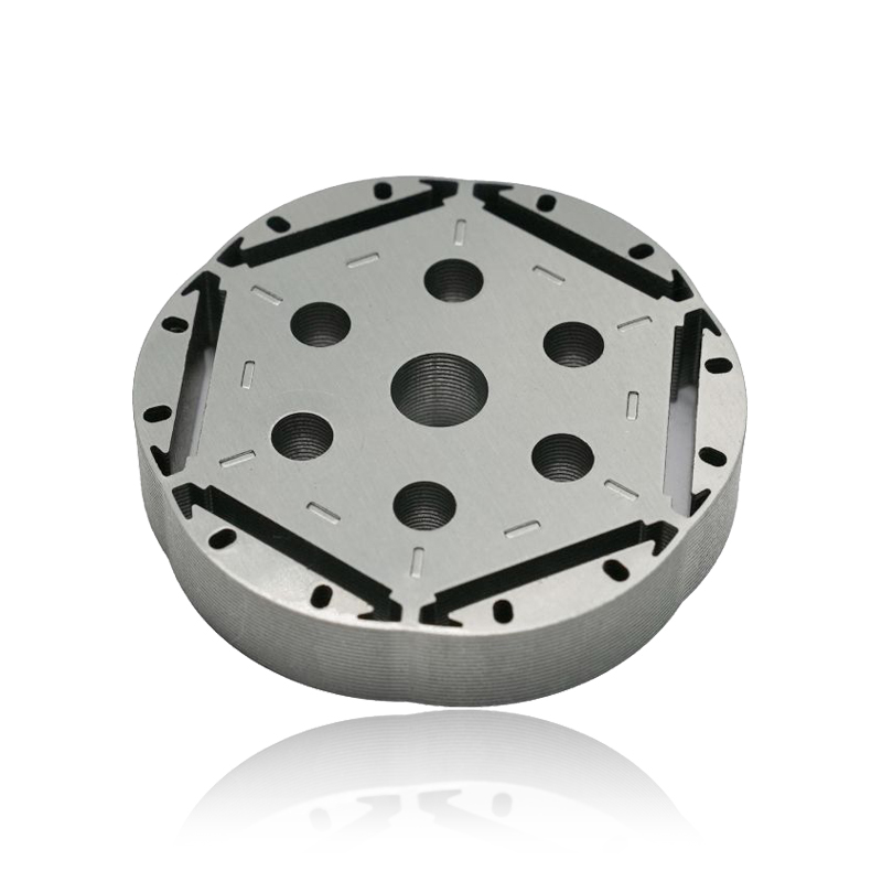 Cum influențează designul unui miez de stator al unui motor auto interferența electromagnetică emisă de motor?