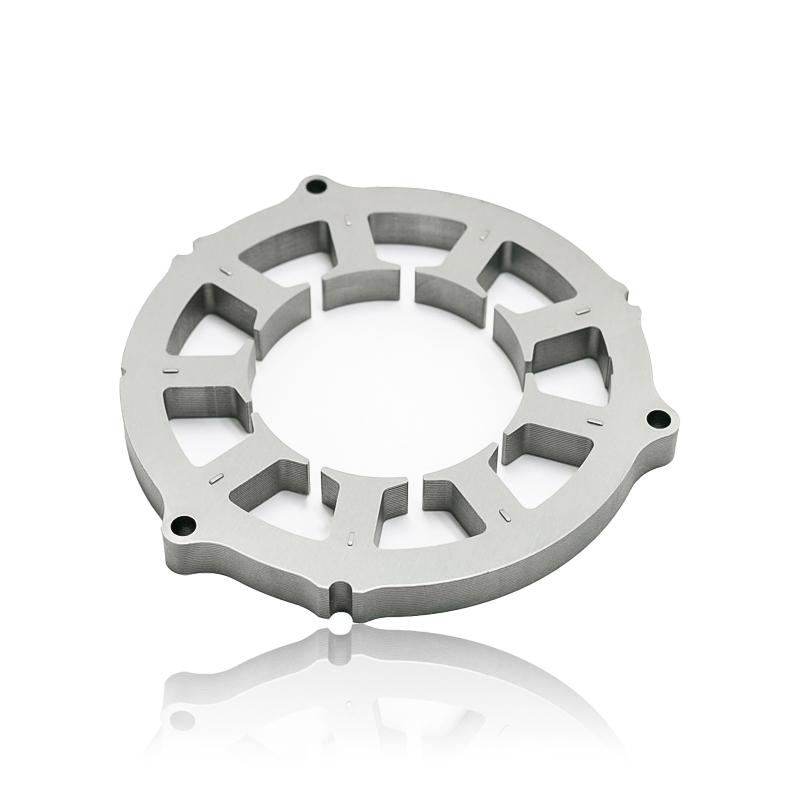 Cum influențează proiectarea fantelor și configurația înfășurării într-un stator și un miez de rotor servomotorului distribuția fluxului magnetic și eficiența motorului?