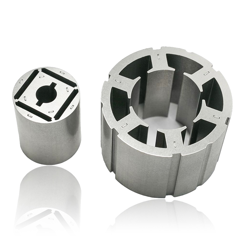 Cum afectează grosimea de laminare din nucleele de rotor și stator al motorului autovehiculelor pierderile de curenți turbionari și performanța termică?